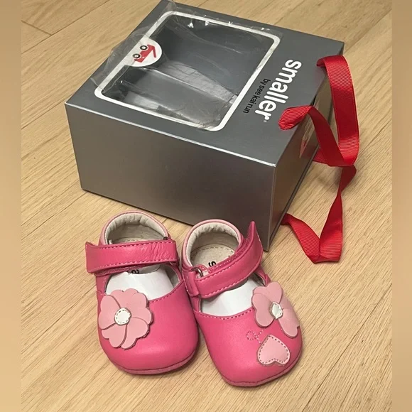 See Kai Run Smaller, Midori, Hot Pink Mary Jane with flower shoes, Size 0-6m - Picture 4 of 4